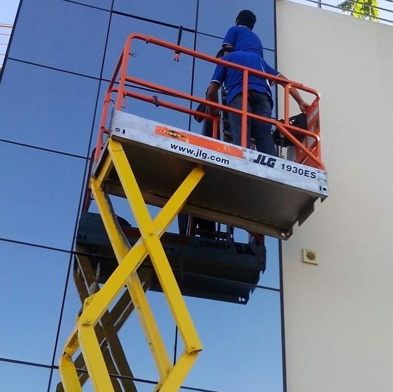 Producto y equipamiento de limpieza profesional utilizado por el equipo de Brillo Total