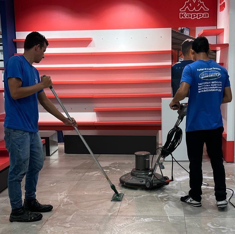 Técnicos de Brillo Total puliendo el piso de un local comercial con máquina enceradora industrial
